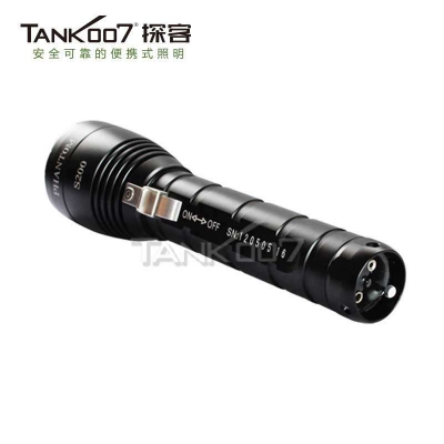 Tank007探客專業潛水手電筒超亮遠射探洞打獵家用戶外照明18650充電鋰電池深度防水手電D60+高級電池+充電器