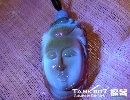 網(wǎng)上用紫光手電鑒定琥珀的帖子這么多，哪個是真假？